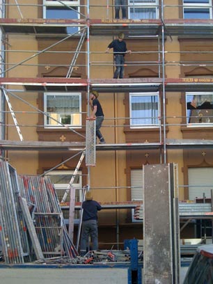 Gerüstbau Rieb beim Aufbau eines Fassadengerüsts